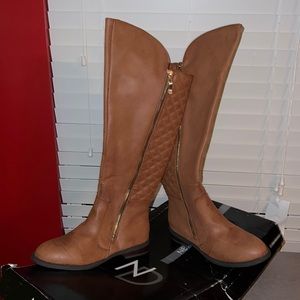Great for the winter boots! Brand: New direction. Size 9.